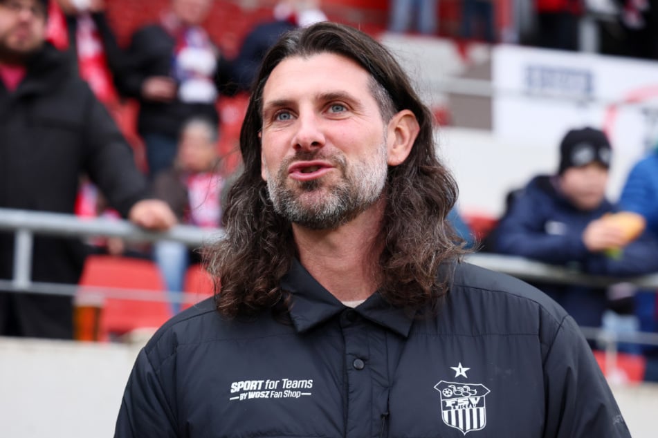 FSV-Sportchef Robin Lenk (41) zeigt sich sehr zufrieden nach dem Sieg gegen Hertha BSC II. (Archivfoto)