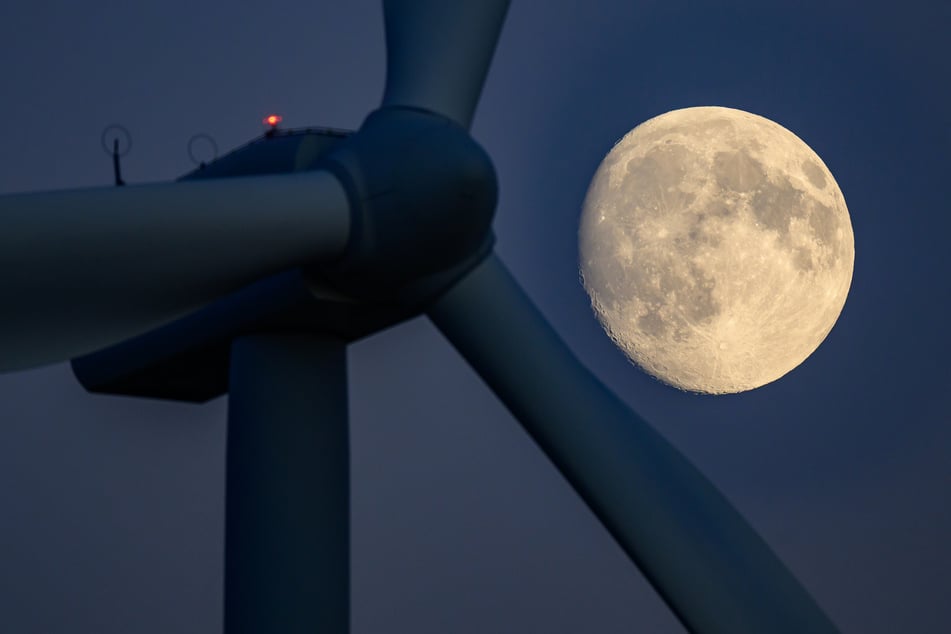 Am Montag war der Mond zu 95 Prozent über Deutschland zu sehen. Der Höhepunkt folgt am Mittwochabend.