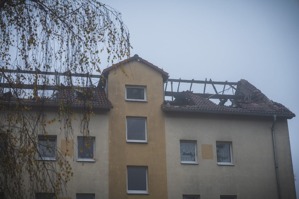 Feuer in Mehrfamilienhaus: 92-Jähriger in kritischem Zustand