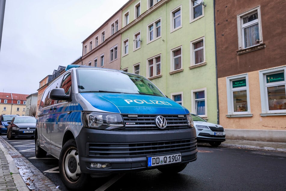 In Meißen wurden drei Kinder (1, 2, 3) und ein Mann (37) leblos in einem Mehrfamilienhaus aufgefunden.