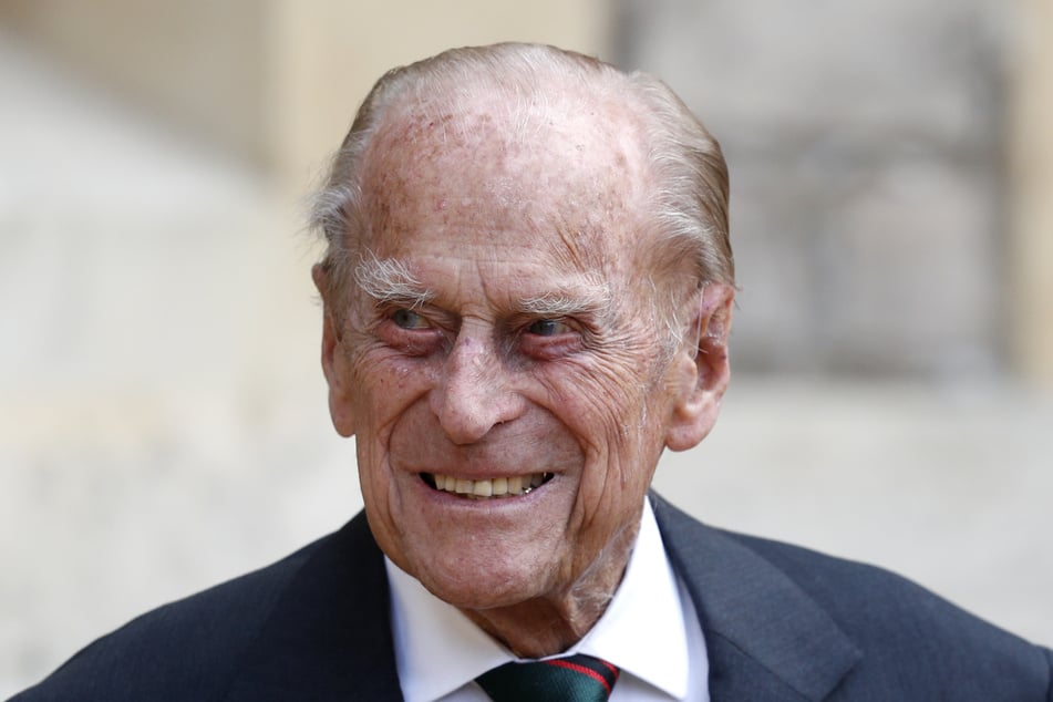 Prinz Philip (99), Herzog von Edinburgh, lächelt vor dem Schloss Windsor.