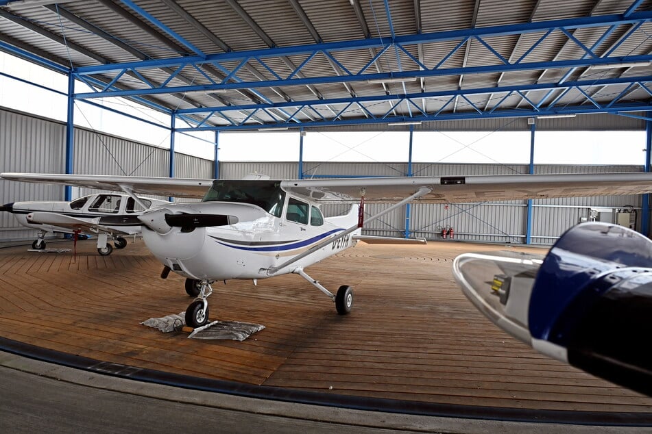 Einer der alten Hangars für Kleinflugzeuge besitzt bereits einen Drehteller.