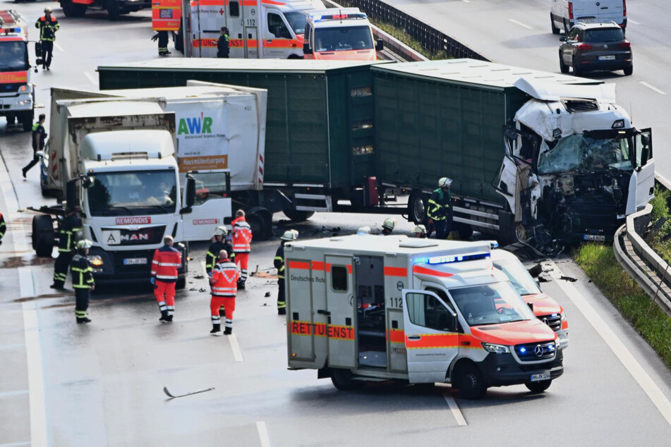 Unfall A7: Vollsperrung der A7 aufgehoben! Lastwagen-Fahrer erkennt Stauende zu spät und kracht in Vordermann