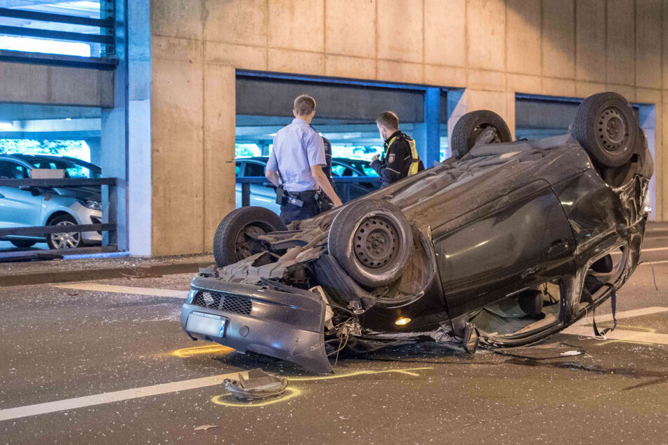 Junger Autofahrer überschlägt sich mehrfach in Kölner Tunnel