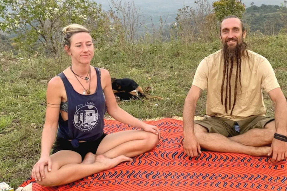 "Bauer sucht Frau"-Landwirt Philipp (42) lässt sich auf eine Entspannungsstunde mit Yogalehrerin Susanne ein.