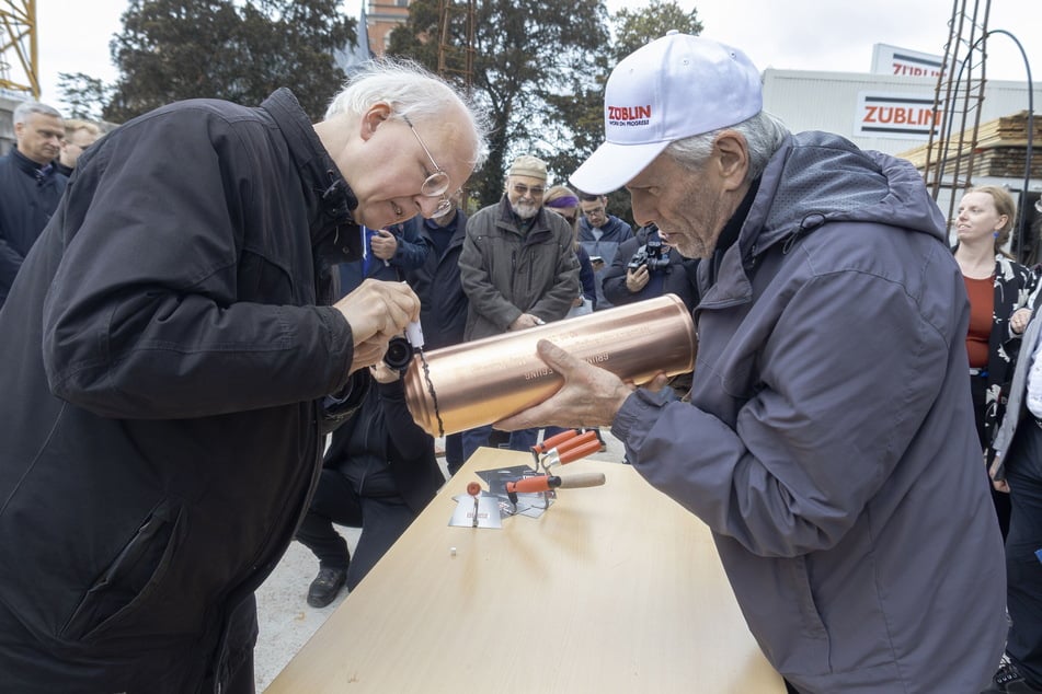 Grundsteinlegung mit Bürgermeister Müller (Jhrg. 1963, l.) und Gojko Mitić (85).