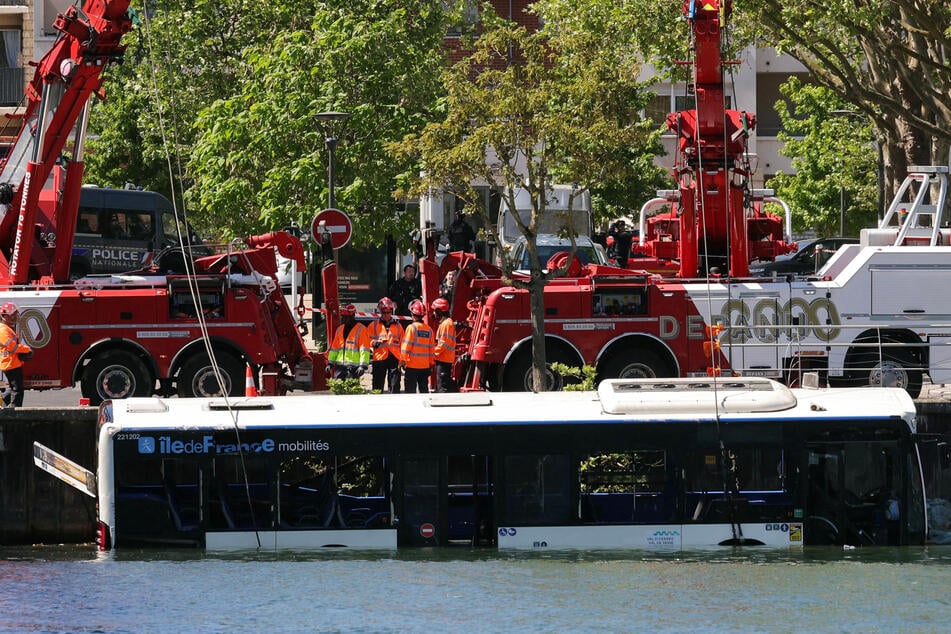 Der Bus wird nach dem Unfall aus der Seine gezogen, nachdem er in Juvisy-sur-Orge am Stadtrand von Paris hineingestürzt ist.