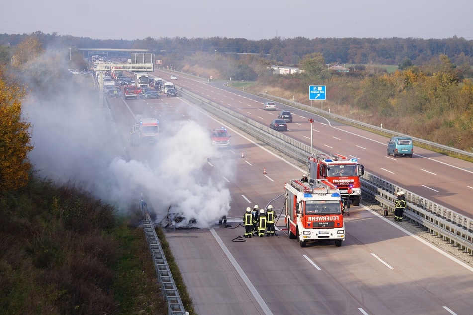 Auf der A9 brannte am Samstag ein Auto aus.