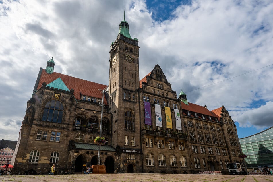 Die Sitzung darf nicht im Beratungsraums des Rathauses stattfinden.