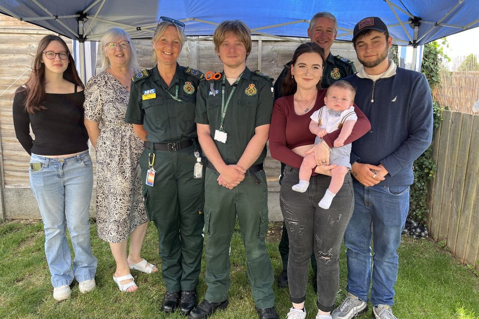 Wenige Wochen nach der Geburt ihres Sohnes Oscar suchten Elli Jordan (19) und ihr Partner Connor Woodward das Team des "East Midlands Ambulance Service" auf.