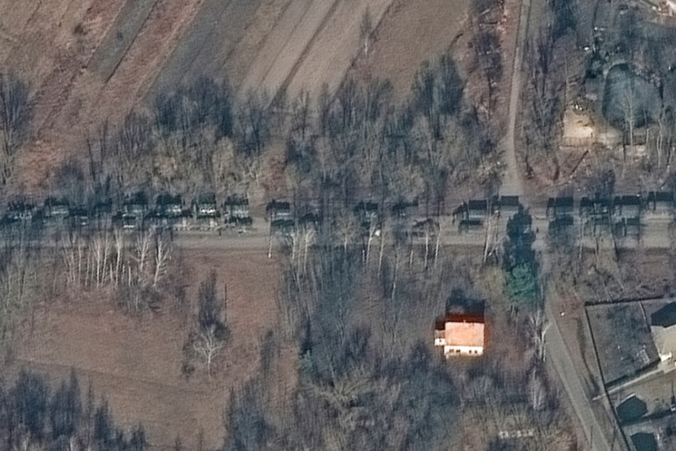 Ein Satellitenbild zeigt russische Bodentruppen auf dem Weg nach Kiew.