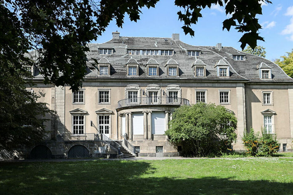Das Dach der "Sack'schen Villa" in Grünau wird für 900.000 Euro saniert. (Archivbild)