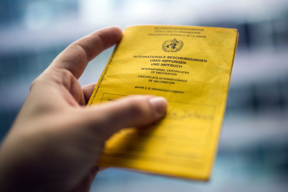 Nicht nur wegen Corona: Der internationale Impfausweis ist schon heute ein wichtiges Reisedokument. Im Sommer soll ein digitaler Impfpass kommen.
