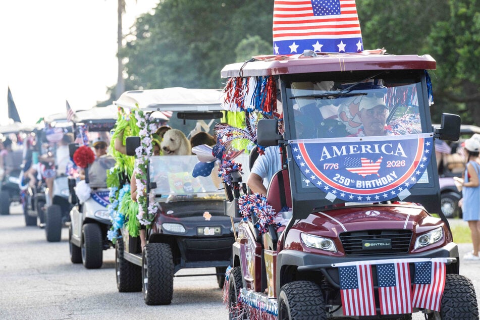 Mehrere Golfwagen-Festwagen nahmen zu Ehren der USA an der jährlichen Golfwagenparade teil.