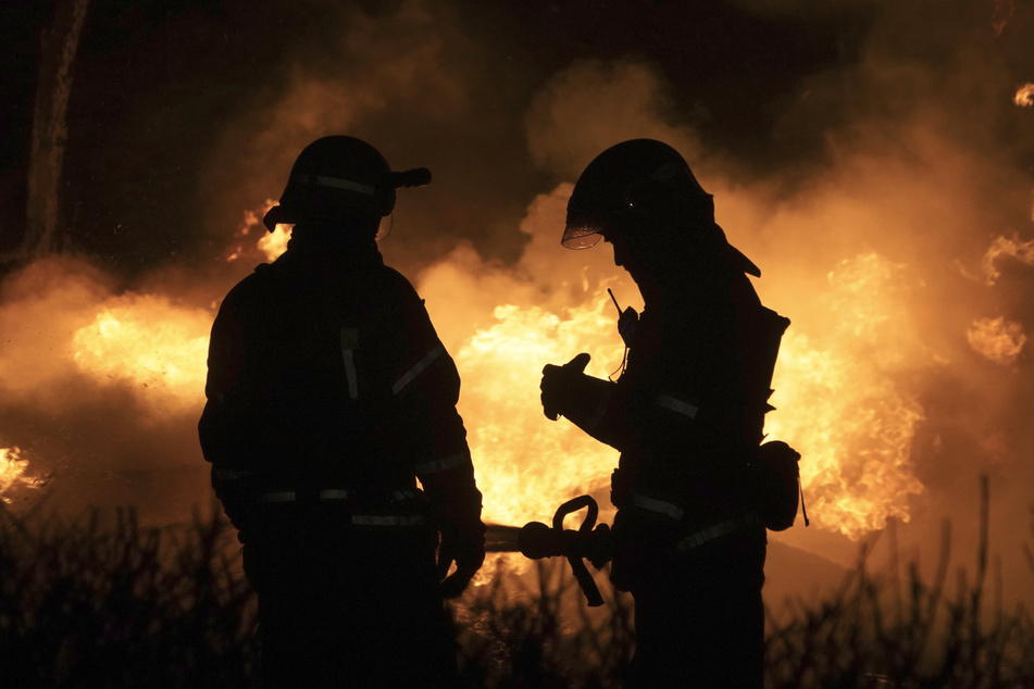 Feuerwehrleute müssen nach einem Brand in einem Wohnviertel Höchstleistungen bei den Löscharbeiten vollbringen.