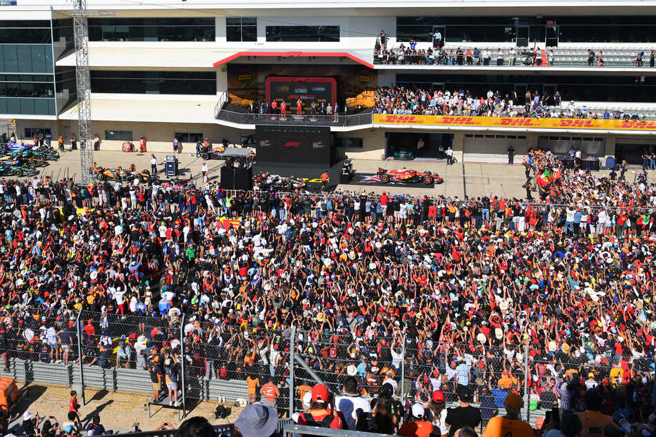 By the time of the award ceremony, the area along the course had long been flooded with hundreds of fans.