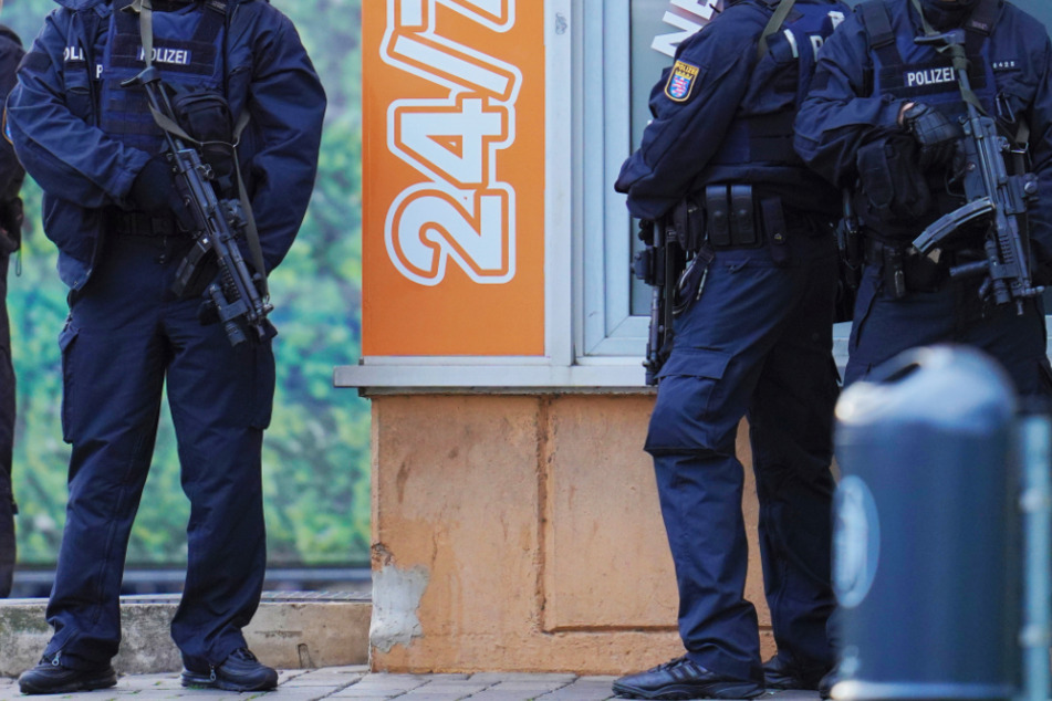 Das Foto vom 20. Februar 2020 zeigt Polizisten mit Maschinenpistolen an einem der Tatorte in Hanau.