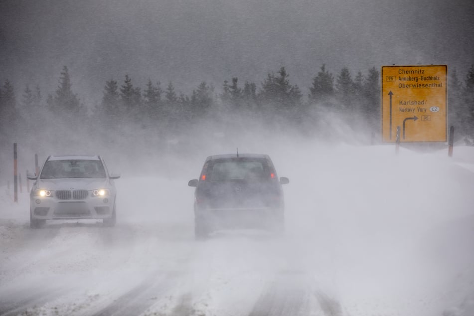 Der Deutsche Wetterdienst warnt ab Montag vor orkanartigen Böen im Erzgebirge. Auch für Autofahrer könnte es gefährlich werden.