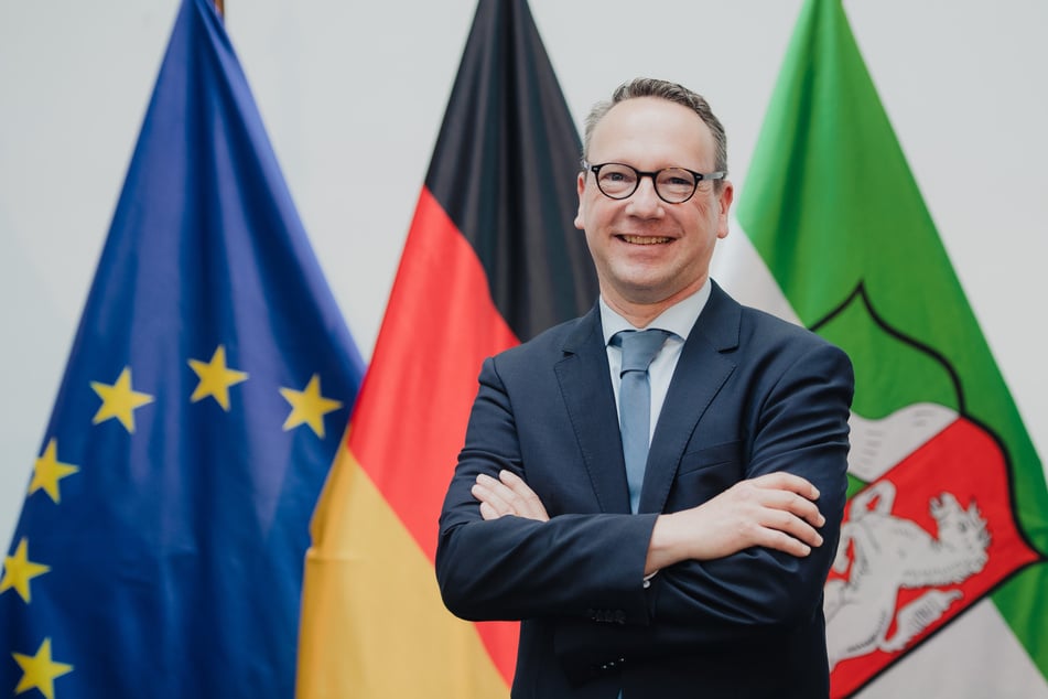 NRW-Justizminister Benjamin Limbach (52, Grüne) hat vom Bund mehr Geld für die Digitalisierung der Justizbehörden gefordert.