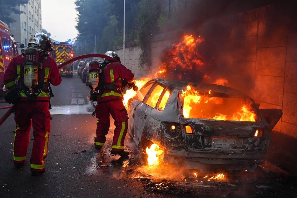 Die Einsatzkräfte der Feuerwehr löschten stundenlang mehrere Brände.