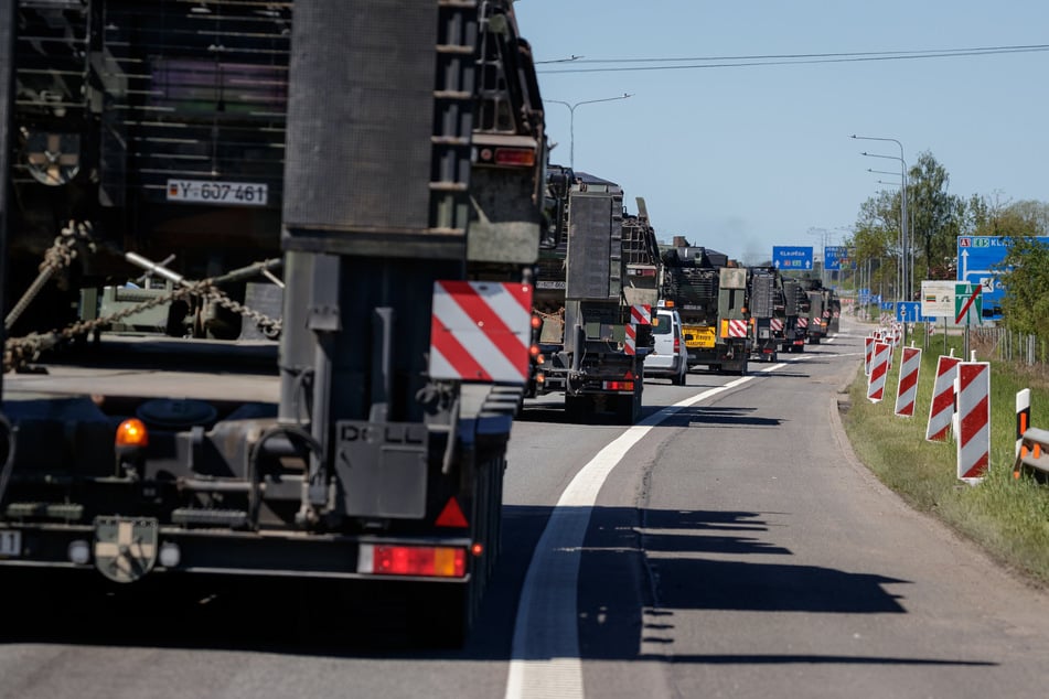 Andere Verkehrsteilnehmer müssen Rücksicht auf die Militärkonvois nehmen. (Archiv)