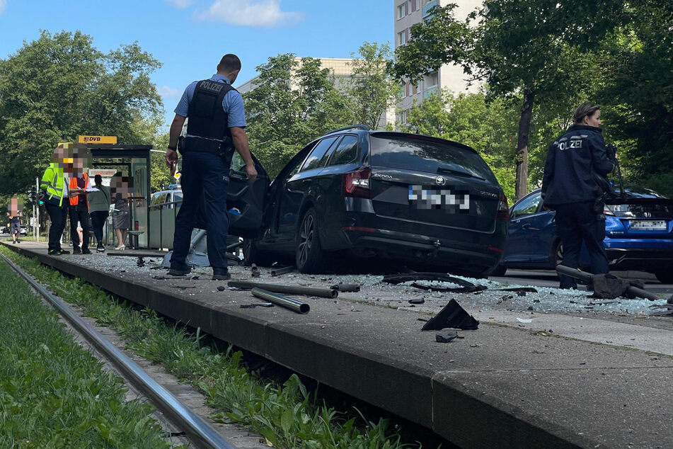 Auf der Stübelallee knallte ein Škoda Octavia gegen die Begrenzung einer Haltestelle.