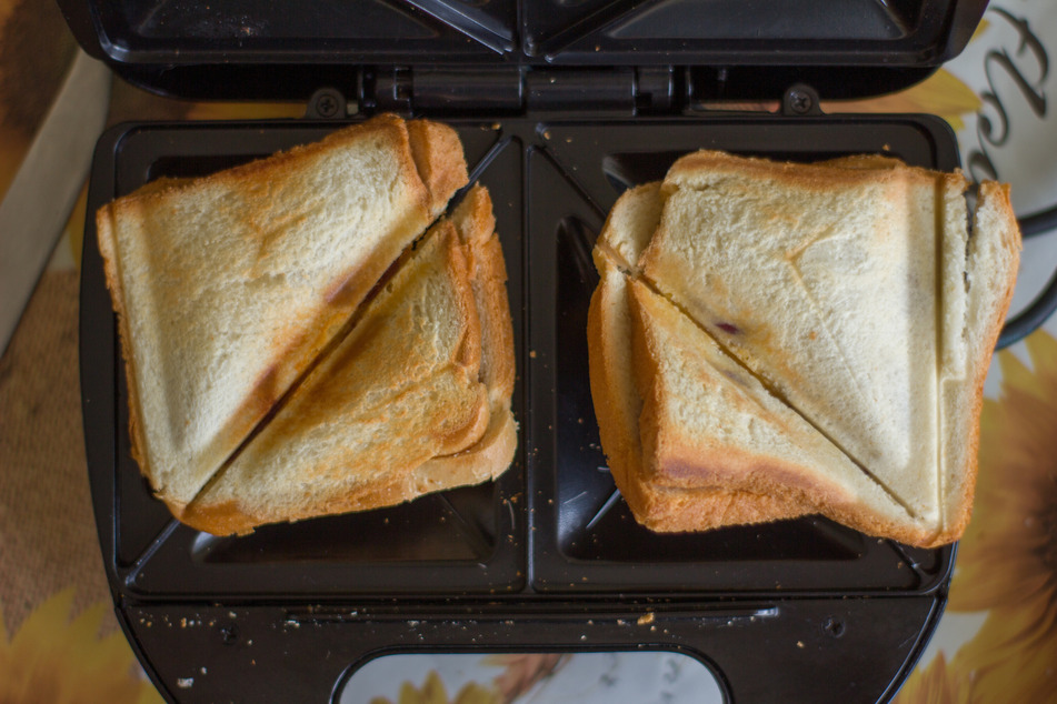 Am Sandwichmaker lassen sich Brotkrümel und andere leichte Verschmutzungen schnell beseitigen.