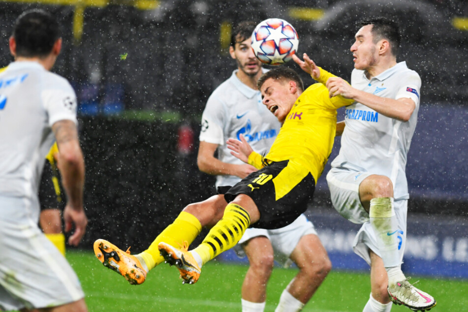 Zenits Verteidiger Vyacheslav Karavaev (r.) riss den eingewechselten Thorgan Hazard zu Boden - Elfmeter!