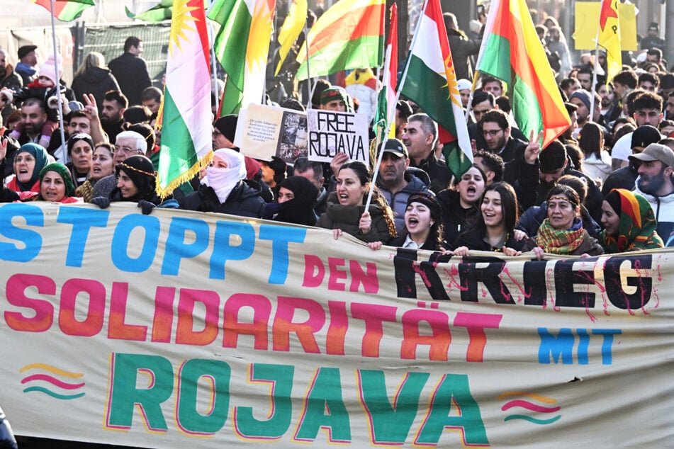 In diversen Städten in Deutschland kam es am Samstag zu pro-kurdischen Demonstrationen - das Bild zeigt einen Protestmarsch in Mannheim.