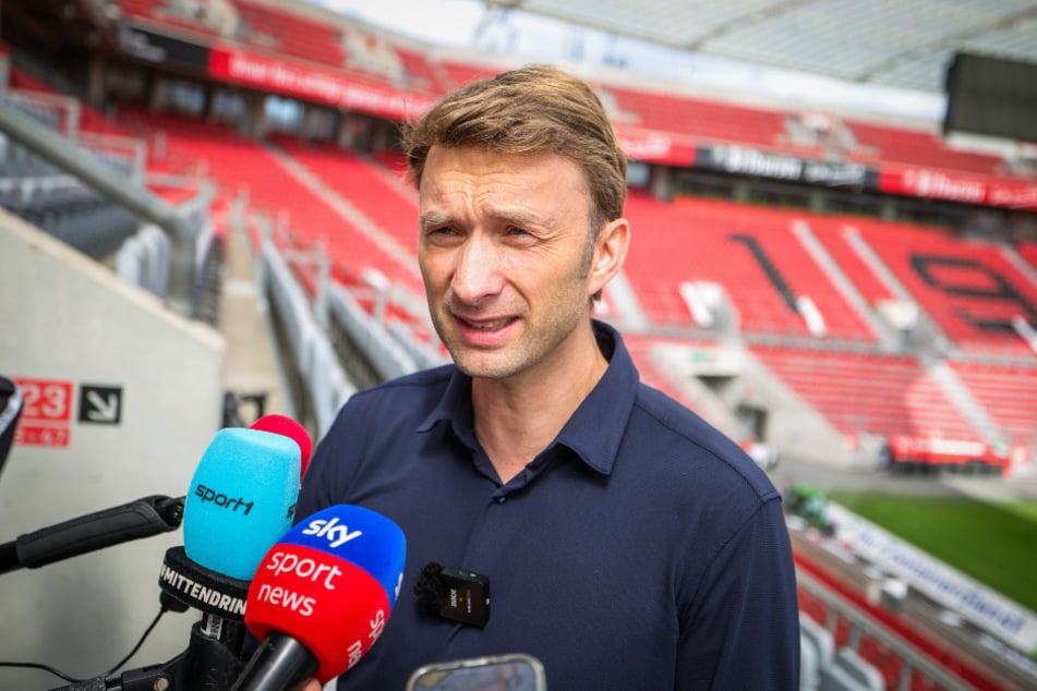 Bayer-Boss Simon Rolfes (43) hat einen äußert belebten Transfer-Sommer hinter sich.