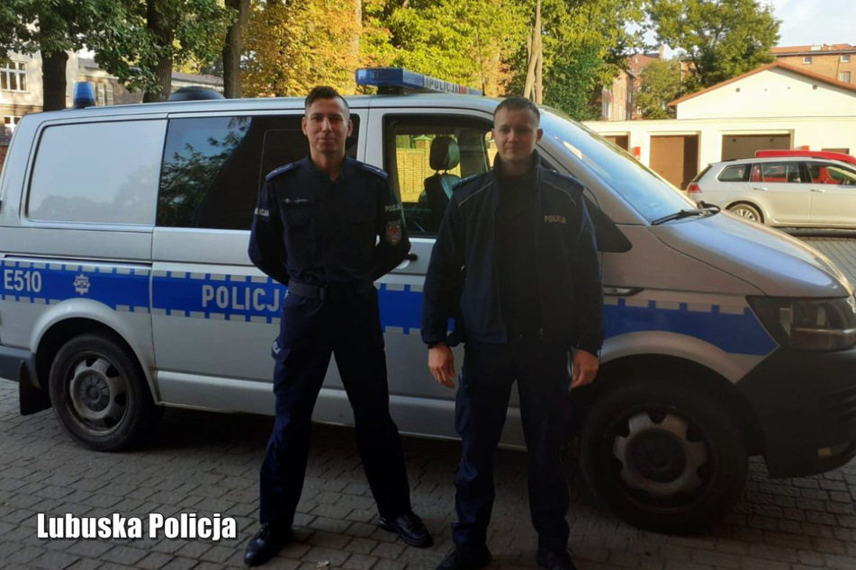Den Beamten der örtlichen Polizeistation, Andrzej Szykuła und Jacek Kowczyk, verdanken die kleinen Hunde ihr Leben. Die Männer konnten mit einer Herzmassage die Vitalfunktionen der Tiere wiederherstellen.