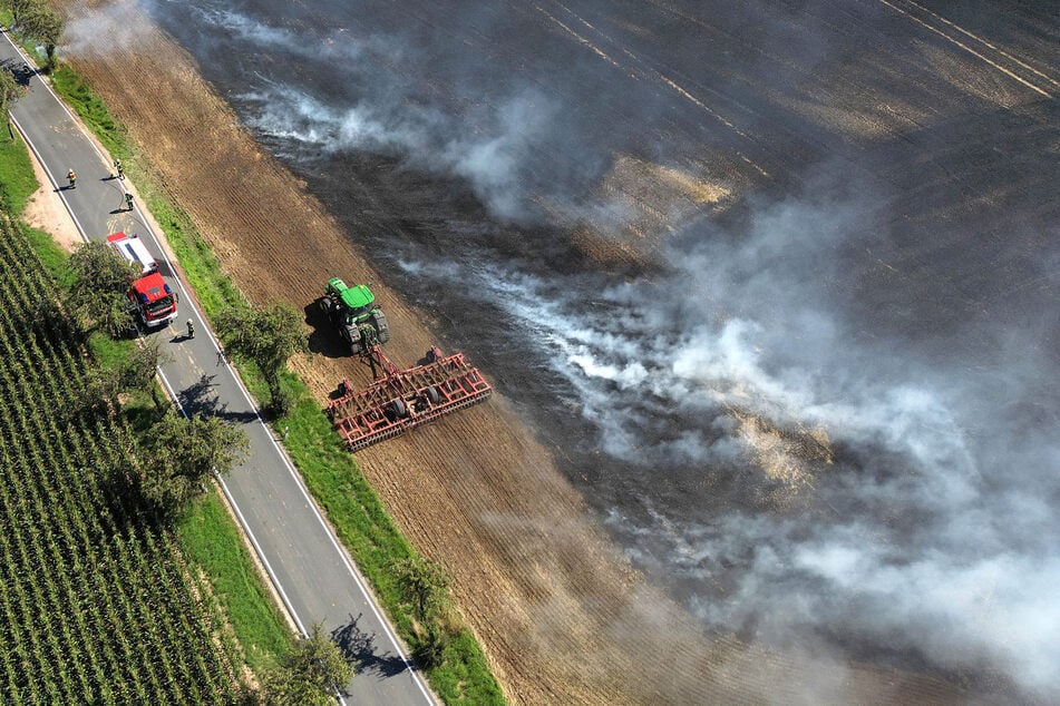 Mithilfe von Landwirten konnte das Feuer zügig unter Kontrolle gebracht werden.