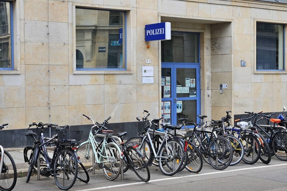 In der Nähe der Außenstelle der Polizei in der Ritterstraße gibt es zahlreiche Abstellplätze für Fahrräder.