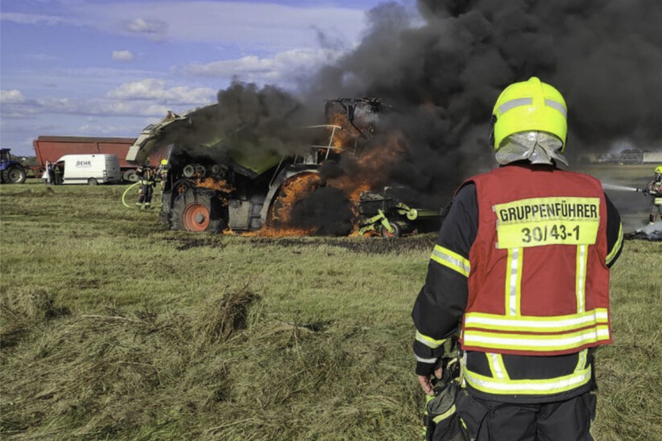 Häcksler steht in Flammen: Riesen-Schaden nach Brand in der Altmark