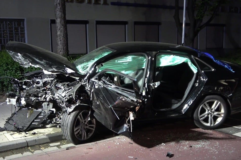 Bei dem Unfall wurde der Motorblock aus dem Fahrzeug geschleudert.