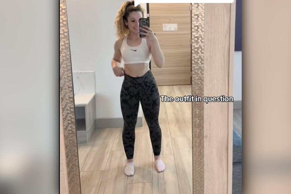 Nicole Arena musste sich wegen dieses Outfits ein T-Shirt kaufen, um eine Attraktion nutzen zu dürfen.