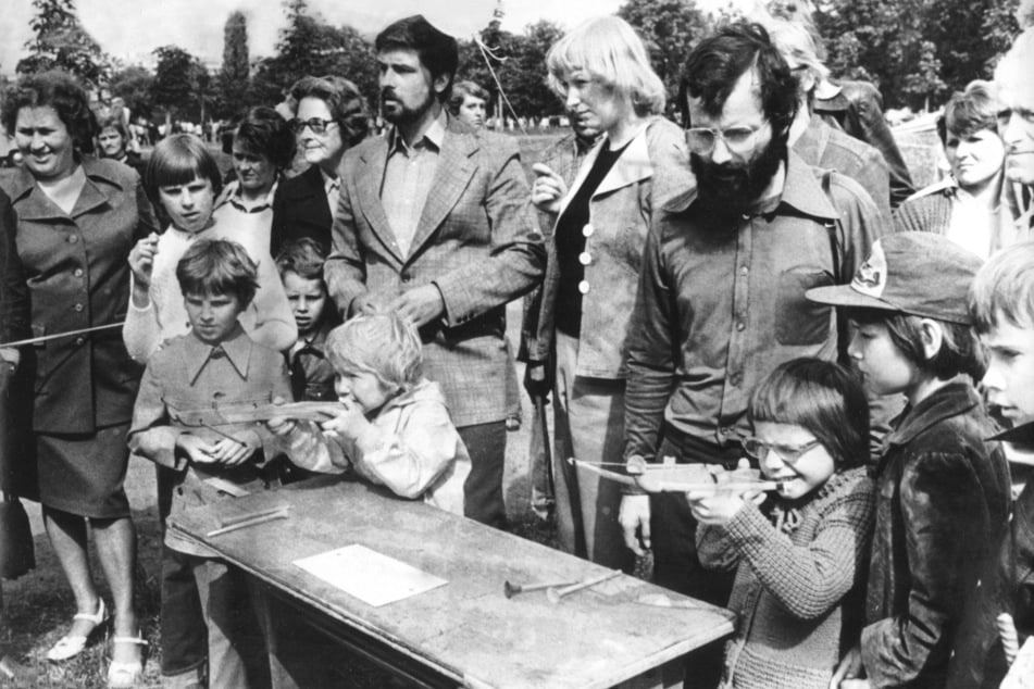 In der DDR war das Adler- oder Vogelschießen auf Volksfesten bei Kindern sehr beliebt.