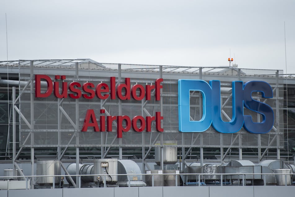 Nach einem Zwischenfall am Düsseldorfer Flughafen liegen zwei Passagiere einer Eurowings-Maschine im Krankenhaus. (Symbolbild)