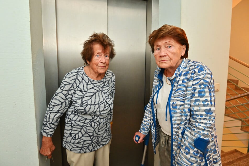 Wie eingesperrt: Gertraude Rümmler (92, l.) und Sigrid Schreiber (85) kommen nicht mehr ohne Hilfe in den Fahrstuhl.