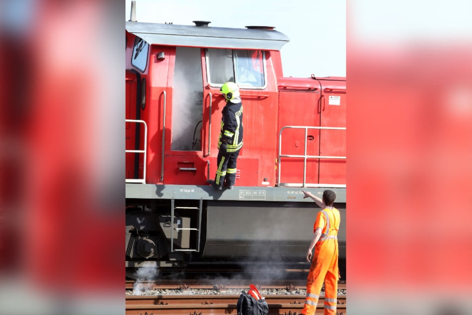 Auf dem Güterbahnhof entzündete der Täter Papier im Führerhaus einer Diesellok.