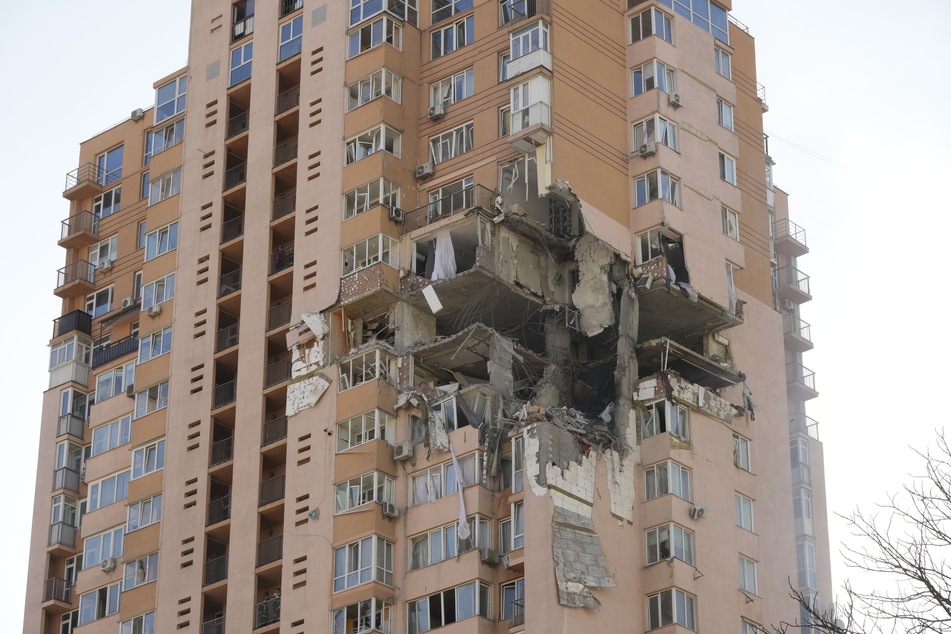 Ein großes Loch klafft aus einem Wohnblock in Kiew nach einem Angriff.