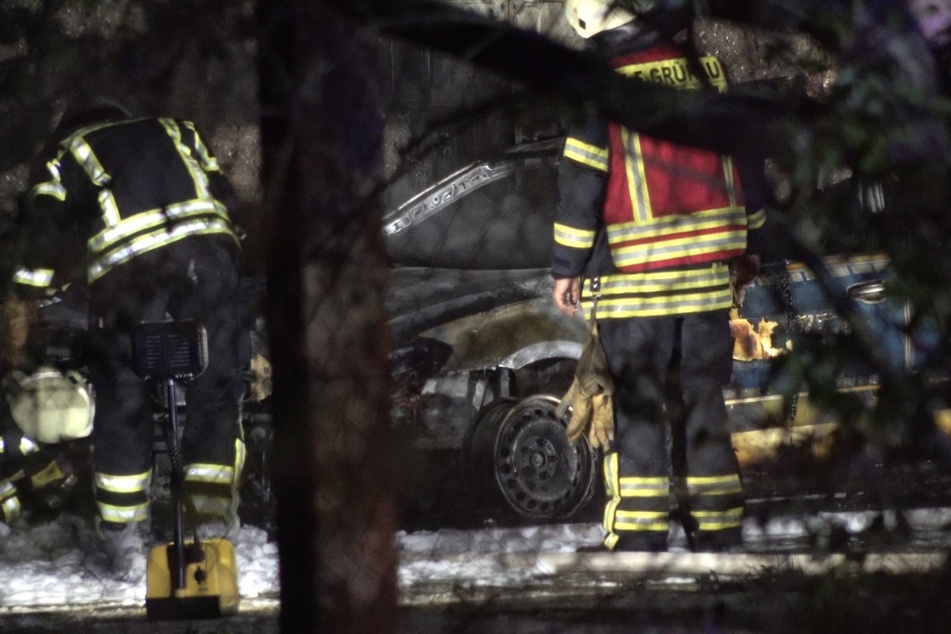 Gegen 23 Uhr dann ein weiterer Einsatz: Auf dem Gelände der Landesbeschaffungsstelle der Polizei am Lindenauer Hafen brannte ein Polizeiwagen.