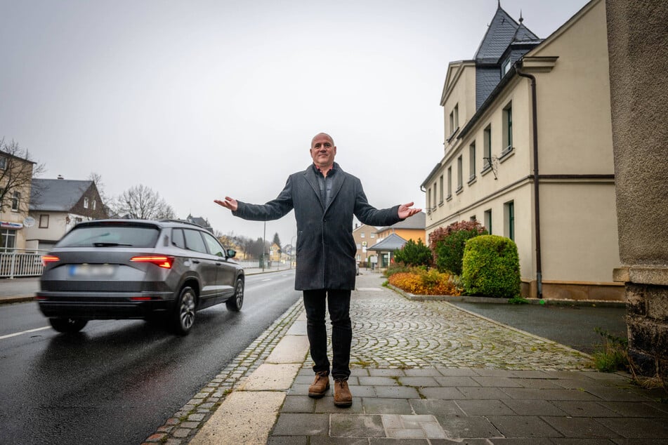 Ellefelds Bürgermeister Jörg Kerber (53) steht an der Stelle vor dem Rathaus, wo sich einst der Blitzer befand.