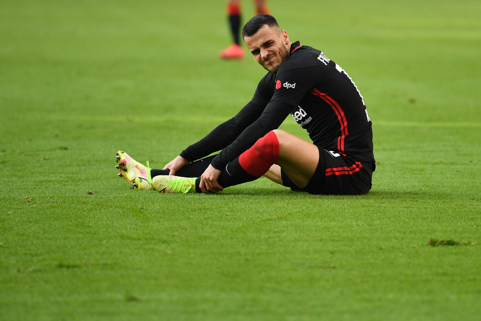 Eintracht Frankfurts Filip Kostic am Boden. Für ihn und sein Team lief es gegen Hertha BSC alles andere als gut.
