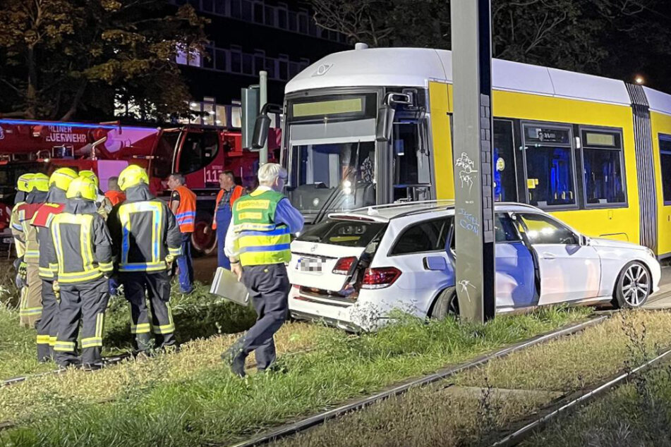 Mercedes lässt Tram entgleisen und klemmt zwischen Mast und Zug