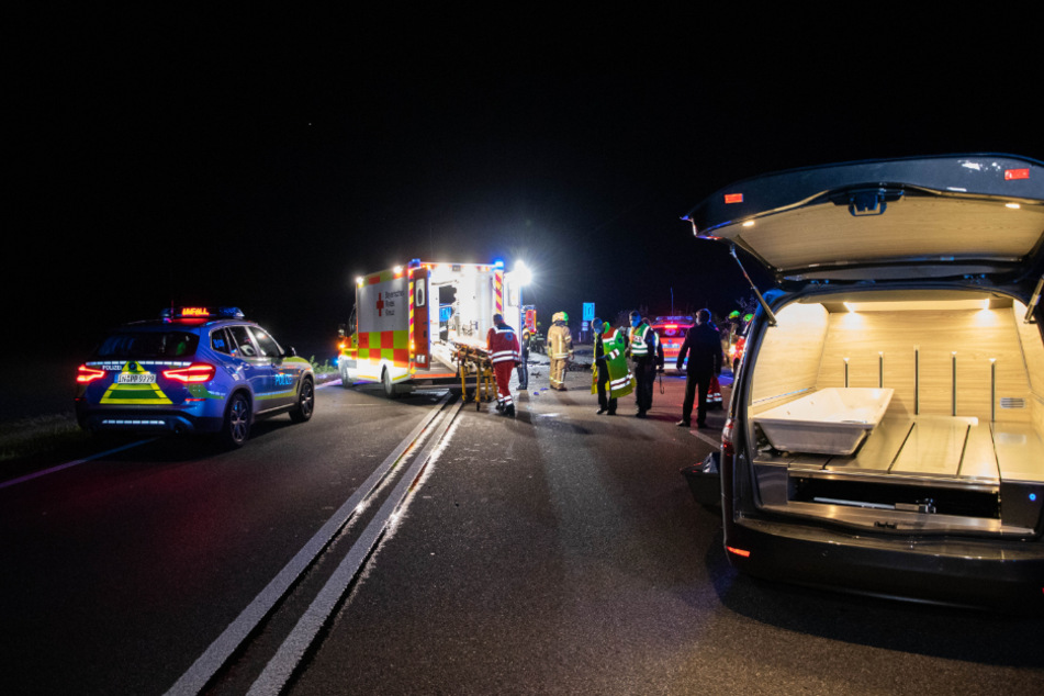 Zahlreiche Rettungskräfte und ein Leichenwagen stehen an der Unfallstelle auf der B300.