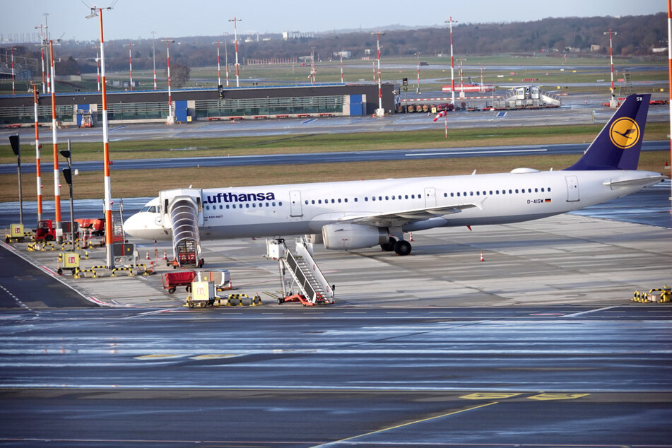 Zahlreiche Lufthansa-Maschinen bleiben am Dienstag aufgrund eines Warnstreiks am Hamburger Flughafen am Boden.