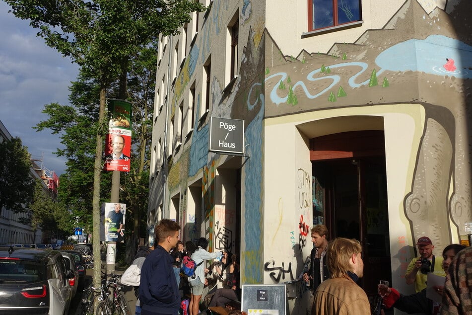 Menschen genossen vor dem Pöge-Haus die letzten Sonnenstrahlen, leckere Getränke und vor allem die Kunst.