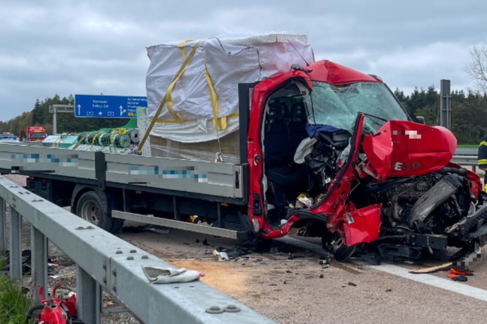 Unfall A7: Transporter kracht auf der A7 in Lkw! Zwei Menschen teils schwer verletzt