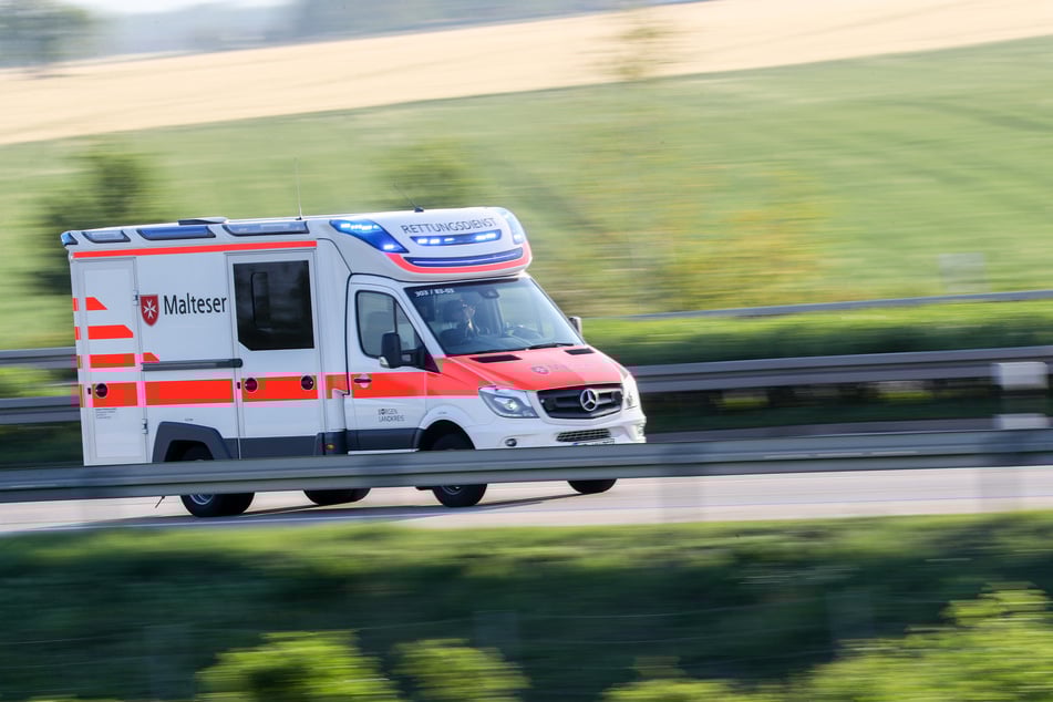 Die Mediziner mussten den Fahrer vor Ort reanimieren. (Symbolbild)
